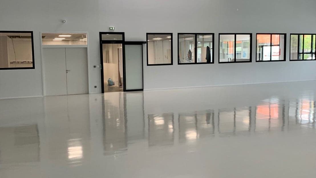 Showroom Schraag — installation de fenêtres aluminium en série
